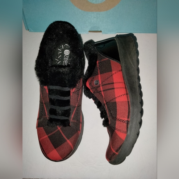 Bzees (Size 8.5W) Black/Red Plaid Pattern Faux Fur Lined Slip-on Golden Sneakers - Picture 6 of 13